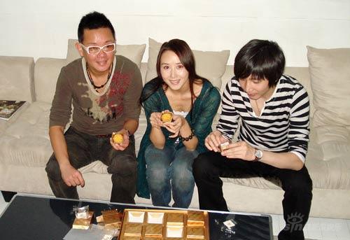 胡静初试啼声李思菘张亚东两大音乐人护航(图)
