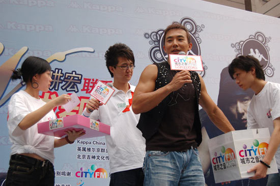 刘畊宏成都开唱天使之城 玩射门展运动天赋(图