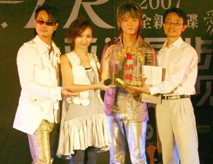 飞儿乐队北京宣传新专辑 不谈绯闻忙种树(附图