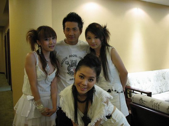 KO组合北京台中秋献歌 纯美白裙粉嫩可人(附图