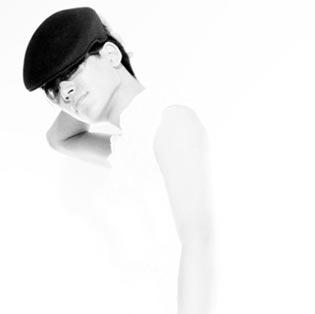 巴黎美鱼男王一凡唱响华语歌坛 寻找初恋情人