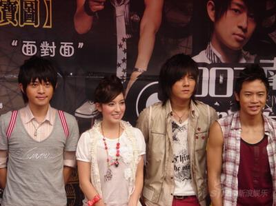 南拳妈妈成都签售如度假 与歌迷雨中亲密倾谈