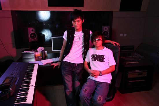 张艾文马保罗师徒齐上阵 亮相推新人大赛(附图