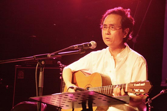 台湾新民歌之父杨弦北京首唱会 越过海峡唱乡