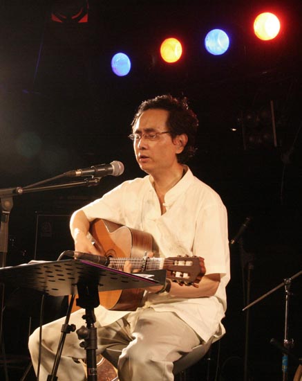 台湾新民歌之父杨弦北京首唱会 越过海峡唱乡