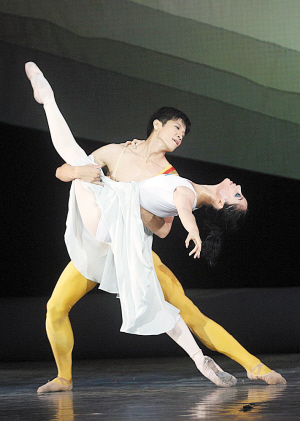 天津芭蕾舞团《光》首演 男旦挑战传统(图)