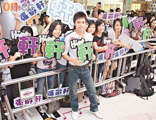 张敬轩与Twins对台不示弱妈妈被谣传改嫁(图)