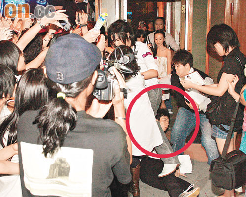 唐禹哲唱歌不发电 想看小抄先求Fans批准(图)