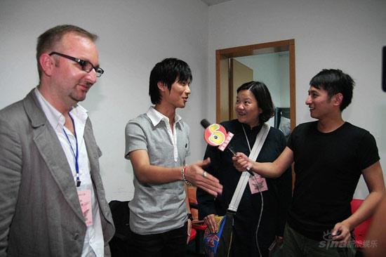 洪晃陈露慰问快男 全国巡演杭州站如火如荼(图