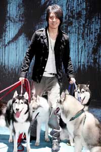 阿杜拍MV绯闻玩过火 紧急安抚女友小莉(附图