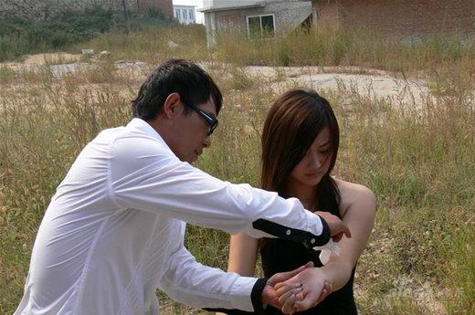 黑龙《别<em>离开我</em>好吗》MV现场 片中<em>女友</em>惨遭摔