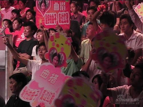 中国红歌会观众也疯狂全场尽是“红米饭”(图)