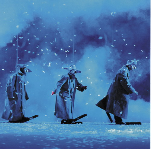 资料图片:舞台剧《下雪了》--三绿色小丑走路