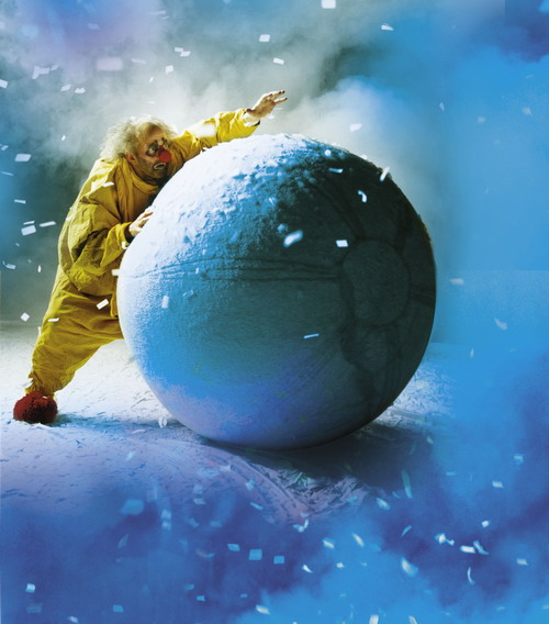 资料图片:舞台剧《下雪了》--蓝色大球