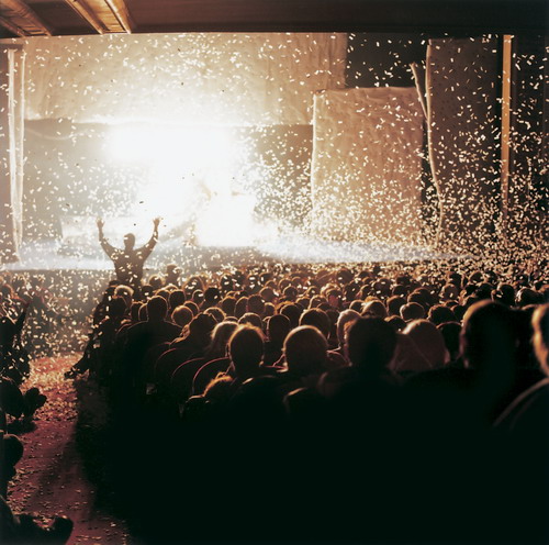 资料图片:舞台剧《下雪了》--人群中飘雪