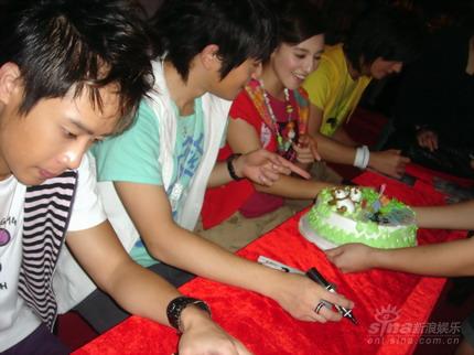 南拳妈妈深圳万人簇拥 寻宝之旅落下帷幕(图)