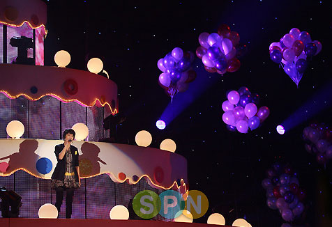 白智英舞台热唱 主打歌《爱一个足够》动人【图】