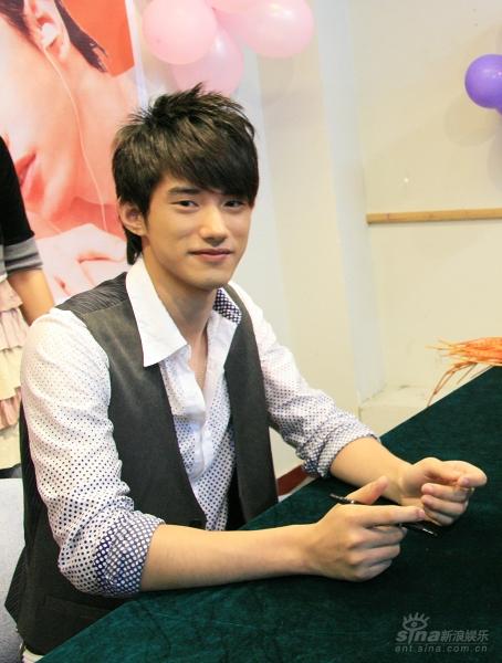 吴建飞浙江五地忙签售 粉丝跟随围堵偶像(附图