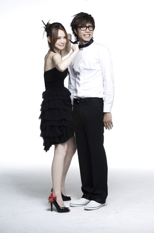 袁成杰戚薇温情主打爱情创可贴《外滩十八号》