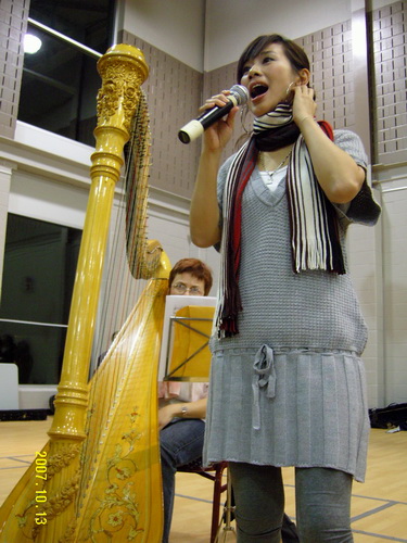 陈松伶慈善演唱会教堂彩排竖琴前激动忘词(图)
