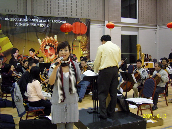 陈松伶慈善演唱会教堂彩排竖琴前激动忘词(图)