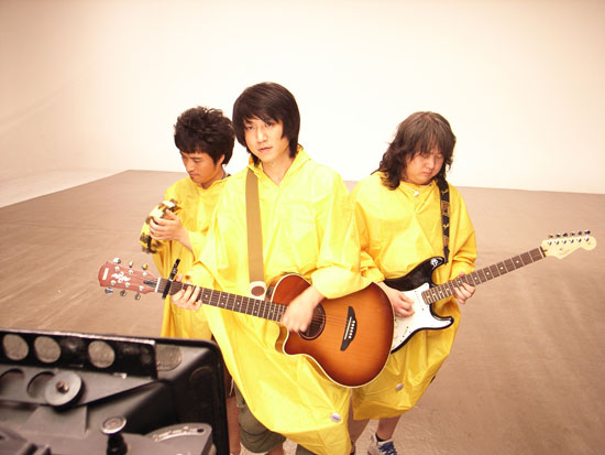 飘乐队穿雨衣拍MV 被疑公司不愿投资服装费(