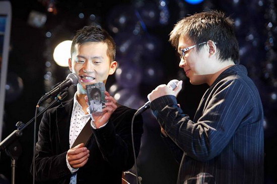 林一峰六张唱片同发行 好友崔恕送卡带祝贺(图