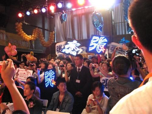 张杰王栎鑫引爆上海滩 快男mp3专辑销量创新高