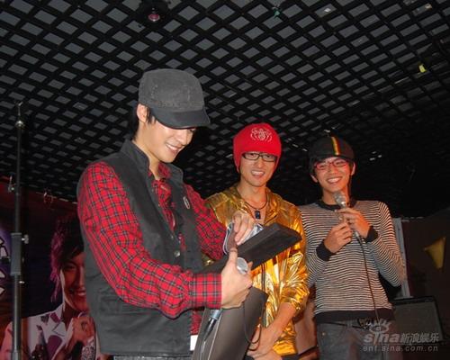 乔任梁上海生日派对 父母捧场感动连连(附图)