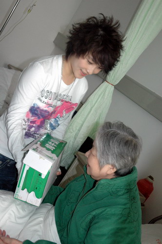 厉娜武汉看望老人献爱心 情到浓时数度飙泪【图】