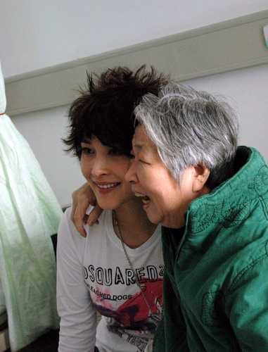 厉娜武汉看望老人献爱心 情到浓时数度飙泪【图】