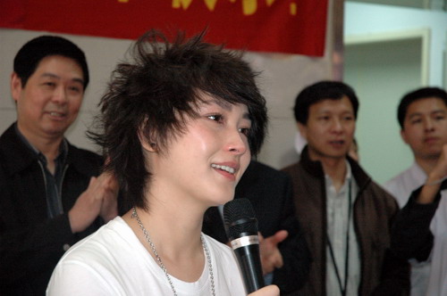 厉娜武汉看望老人献爱心 情到浓时数度飙泪【图】