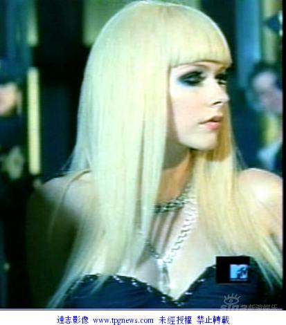 图文:艾薇儿MV曝光--新发型尝试厚重刘海