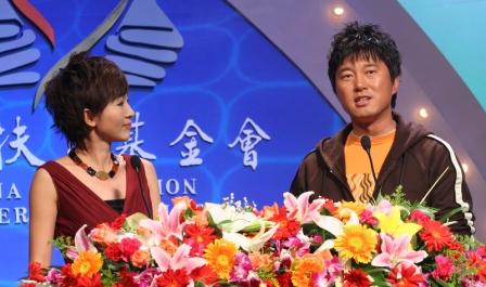 满文军助阵慈善拍卖 清唱《懂你》拍出150万