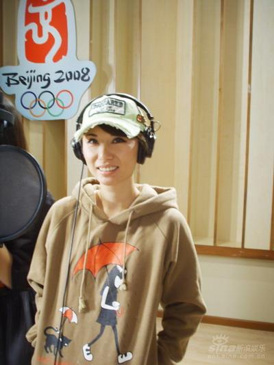 高娜放歌奥运 与成龙大哥将有“亲密接触”【图】