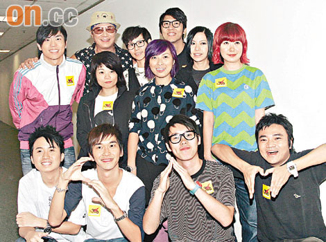 许冠杰与主持人合作录歌 发达肌肉吓坏森美【图】