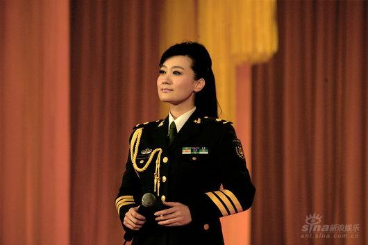 谭晶推出新专辑《党旗更鲜艳》献给党的十七大