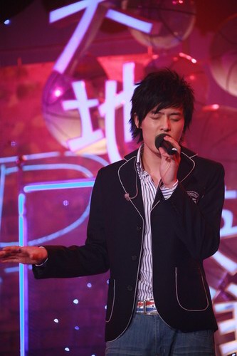 BOBO《光荣》回归校园 穿校服亮相帅气逼人