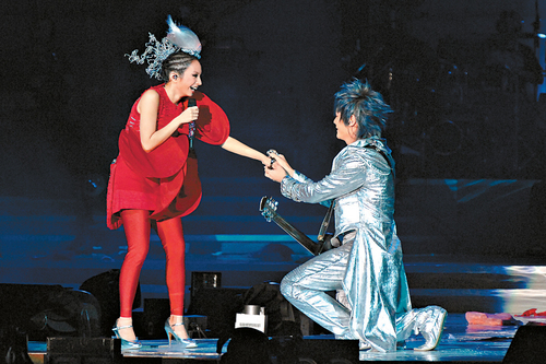 fir个唱变求爱秀 阿沁向faye跪地求婚成功【图】