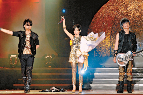 fir个唱变求爱秀 阿沁向faye跪地求婚成功【图】