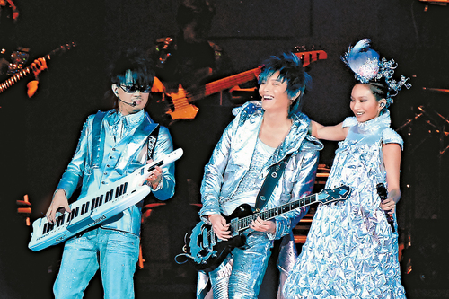 fir个唱变求爱秀 阿沁向faye跪地求婚成功【图】