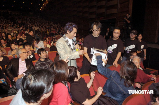 黄凯芹演唱会筹款破纪录 打造雌雄同体造型【图】