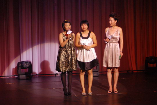 快讯:澳洲留学生代表朱文静演唱原创歌曲