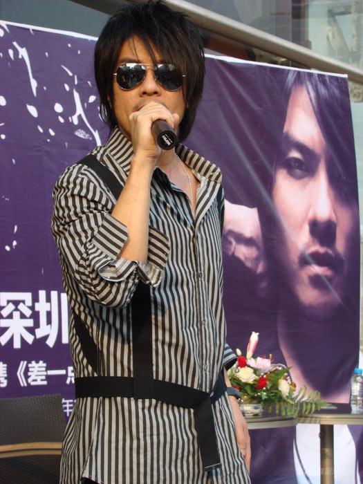 阿杜深圳签售掀"撒野"狂潮 歌迷围堵水泄不通