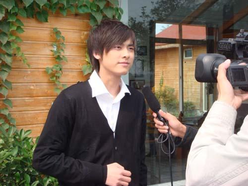 李易峰取代李宇春张靓颖 为美食节街头造势(图