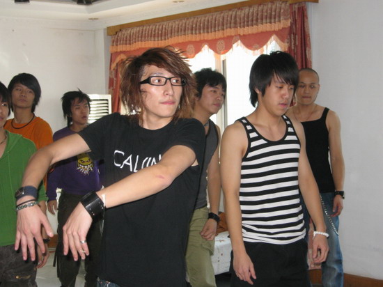 风云新人男女新人舞蹈课大比拼 快节奏吃不消