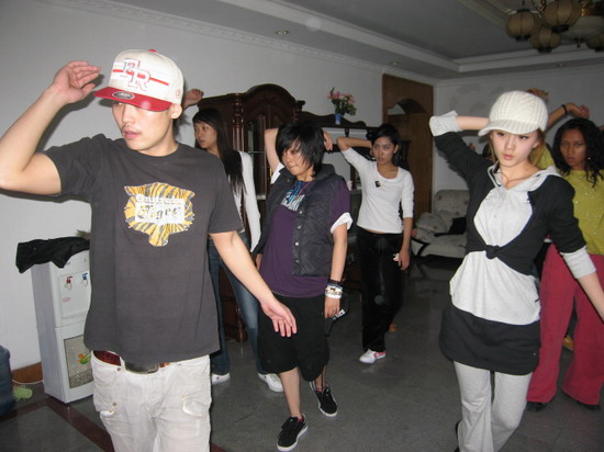 风云新人男女新人舞蹈课大比拼 快节奏吃不消