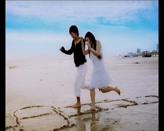 刘芮伊《天使恋人》MV开拍秋水伊人谱浪漫(图