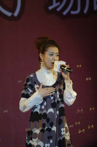 柯以敏携手“男才女貌”戚薇 为慈善共献爱心