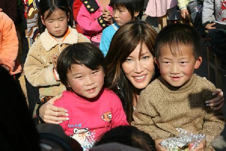 何耀珊捐款35万办学 学校更名为“耀珊花朵”